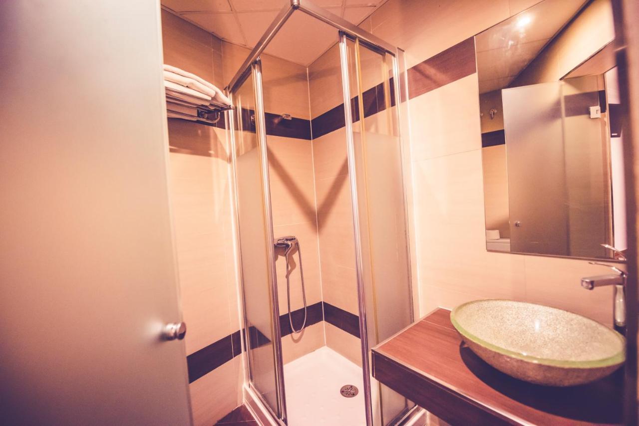 Hostal Sol Los Angeles Madrid Bagian luar foto