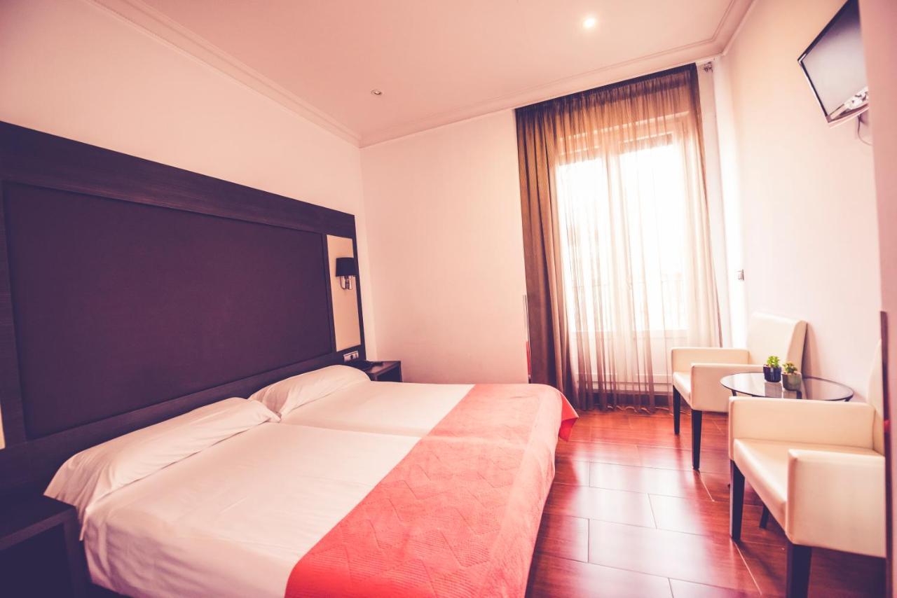 Hostal Sol Los Angeles Madrid Bagian luar foto