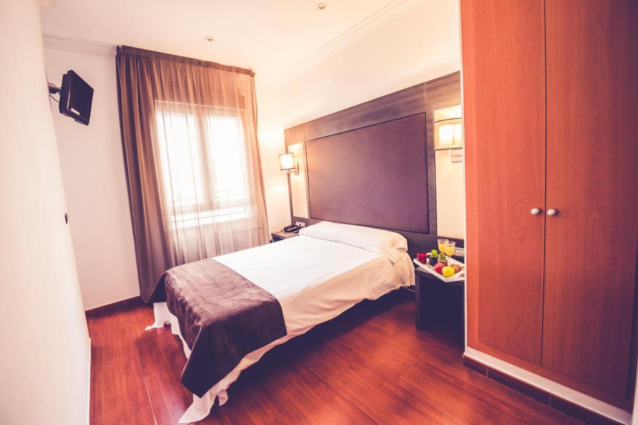 Hostal Sol Los Angeles Madrid Bagian luar foto